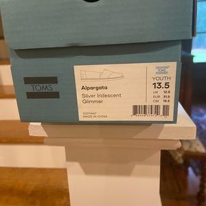 Tom’s Youth Girls Alpargata Silver Glitter shoes. Size 13.5, Never Worn!